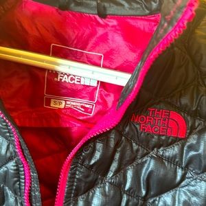 NorthFace Womens size small blacker puffer winter coat, good used condition